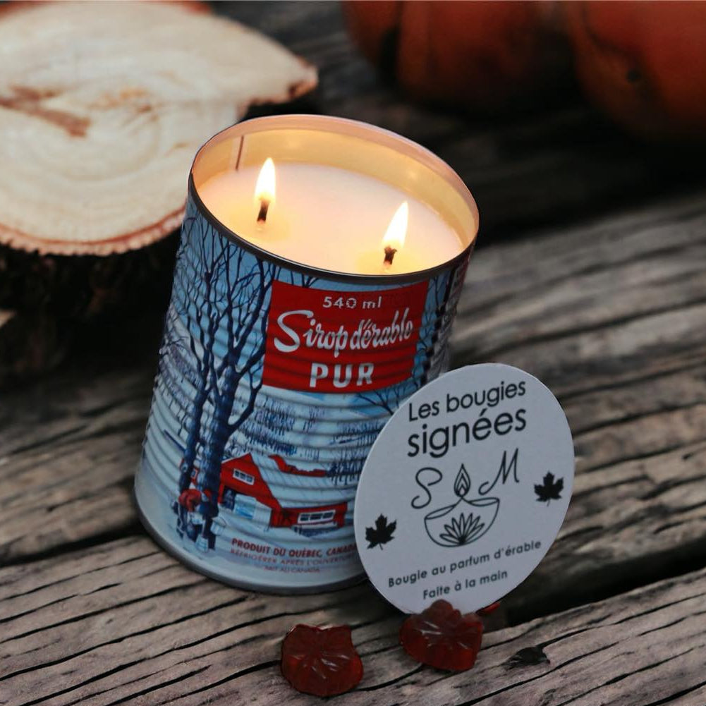 sirop d'érable , bougie , cabane à sucres , ambiance , sucré , bougie , chandelle , maple La flamme de la bougie danse doucement, diffusant un arôme riche de sirop d’érable qui rappelle les matins gourmands! sirup , cire de soja , candle lover , 