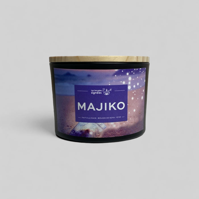 unique  sucrée  souvenir d'enfance  rafraichissante  Majiko  magique  inoubliable  fraîches  fraicheur structurante  fraicheur estivale  fraicheur  enfance  coriandre  candle  bougie  arômes  ananas et coriandre  ananas  agrumes  8 oz  3 mèche  12 oz