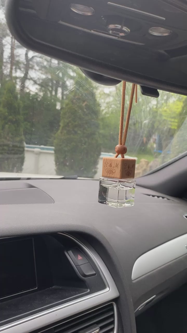 voiture

sent-bon

sans déchet

réutilisable

pratique

parfumé

parfum naturel

parfum magnifique

parfum incroyable

parfum frais

parfum floraux

parfum exquis

parfum exotique

parfum délicat

parfum doux

odeur festive

odeur captivante

odeur boisé

odeur

freshner

favorite

environnement

car

arômes
